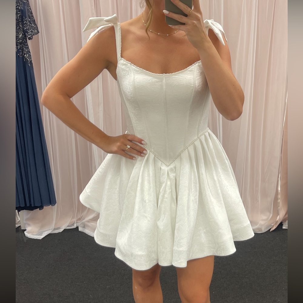 White Sleeveless Sweetheart Wedding Reception dress